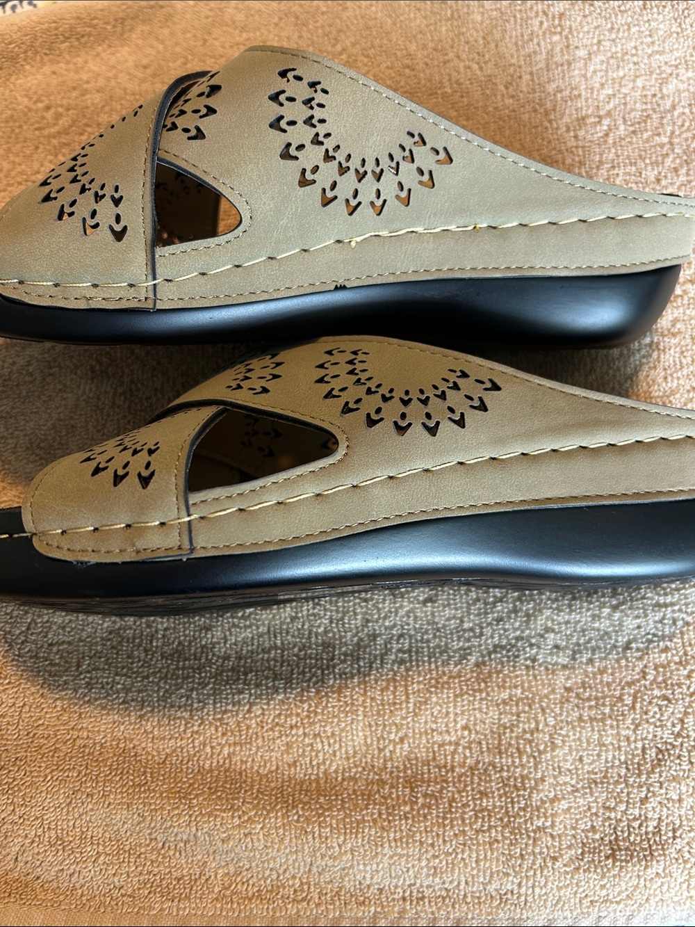NWOT Soft Comfort Women's Olive Green Crisscross Slide Sandals - Picture 5 of 6